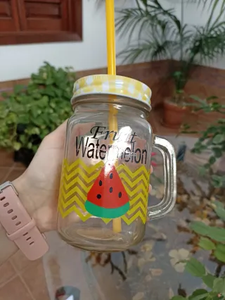 Vaso de vidrio con pajita y tapa