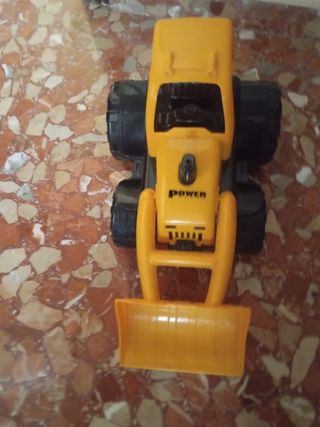 Tractor de juguete amarillo