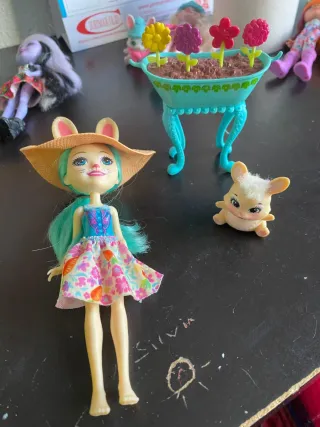 Muñeca Enchantimals conejita y accesorios