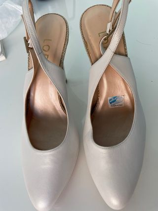 Zapatos de tacón blancos y dorados talla 39