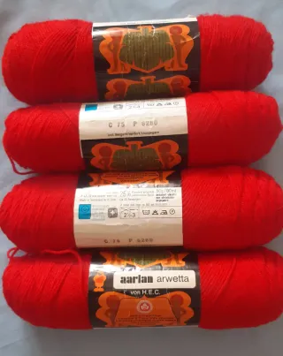 4 ovillos de lana roja