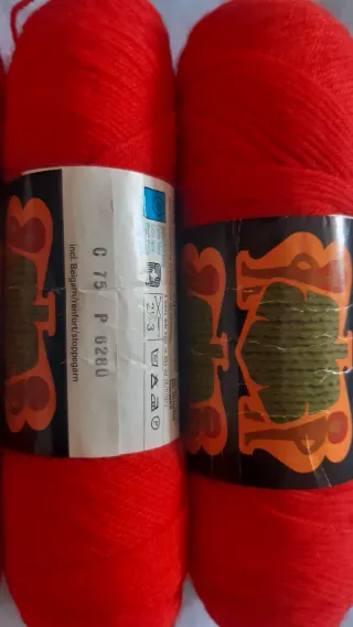 4 ovillos de lana roja