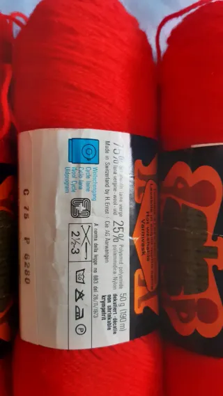 4 ovillos de lana roja