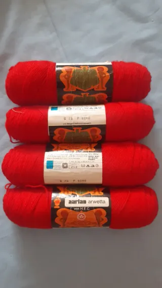 4 ovillos de lana roja