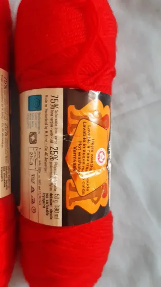 4 ovillos de lana roja