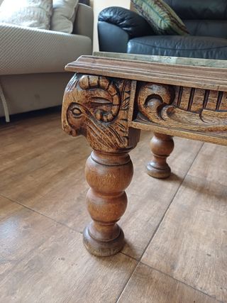 Mesa de centro de madera y mármol tallada