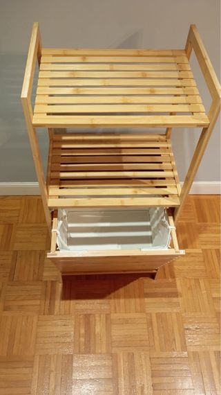 Mueble bambú con cesto ropa