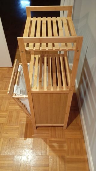 Mueble bambú con cesto ropa