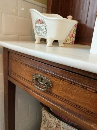 Mueble madera y mármol blanco antiguo