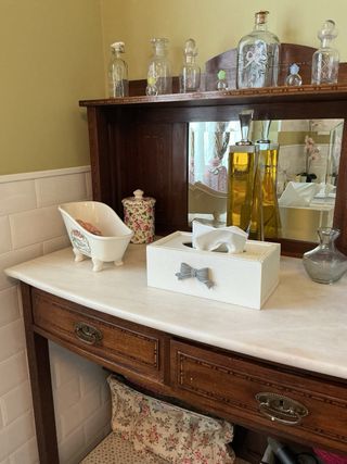 Mueble madera y mármol blanco antiguo