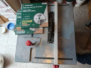 Sierra de mesa Parkside + 2 hojas de sierra