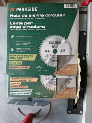 Sierra de mesa Parkside + 2 hojas de sierra