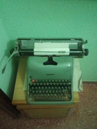 Máquina de escribir Hispano Olivetti M40