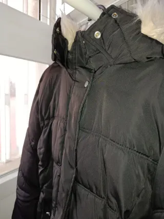 Abrigo negro con capucha y pelo