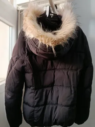 Abrigo negro con capucha y pelo