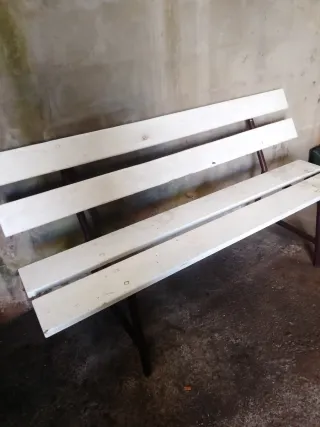 Banco de madera y hierro blanco