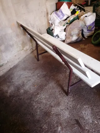 Banco de madera y hierro blanco