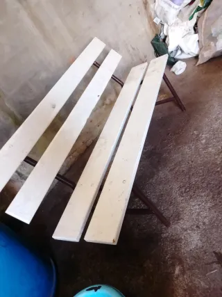 Banco de madera y hierro blanco