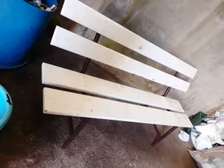 Banco de madera y hierro blanco