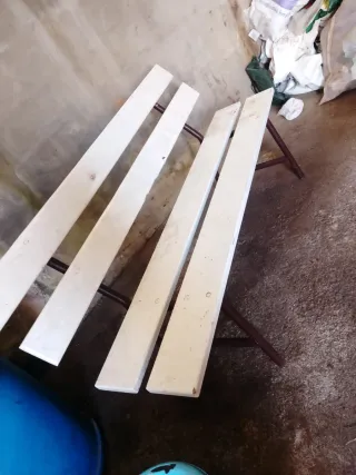 Banco de madera y hierro blanco