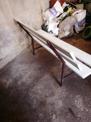 Banco de madera y hierro blanco