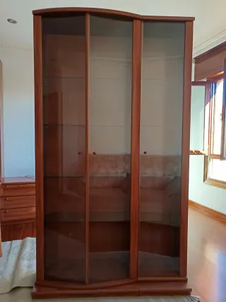 Vitrina de madera y cristal color