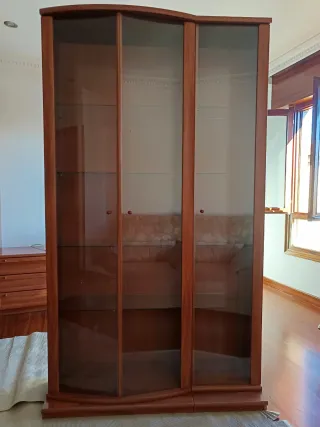 Vitrina de madera y cristal color