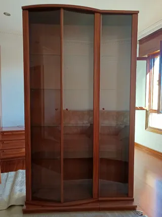 Vitrina de madera y cristal color