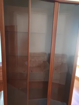 Vitrina de madera y cristal color