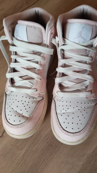 Zapatillas Nike Jordan Mid Rosa y Blanco