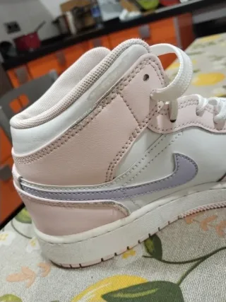 Zapatillas Nike Jordan Mid Rosa y Blanco