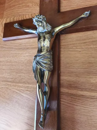 Crucifijo de bronce