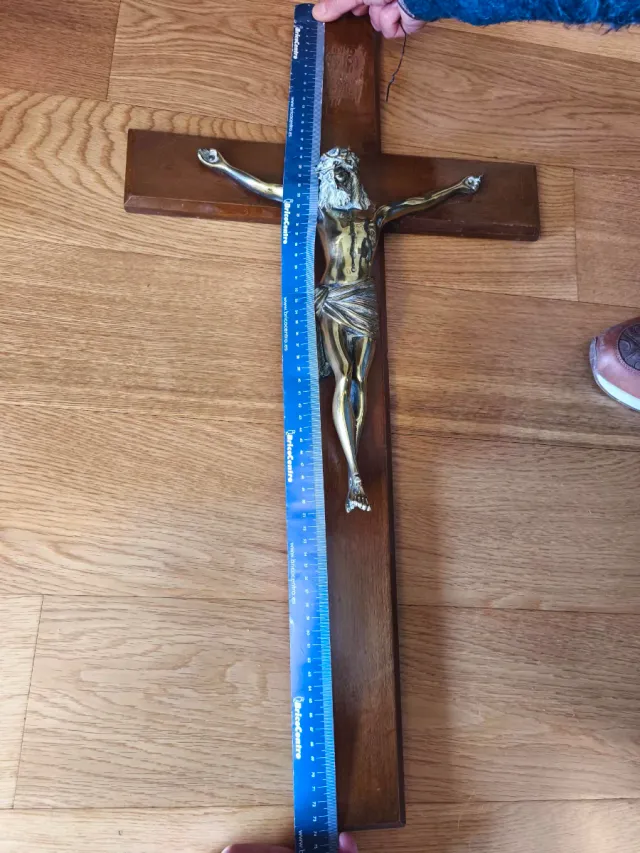 Crucifijo de bronce