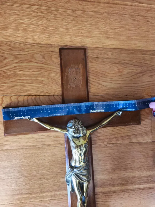 Crucifijo de bronce