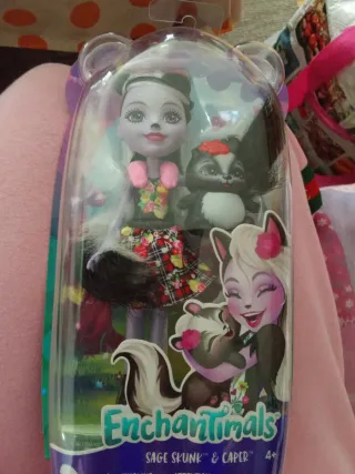Enchantimals Muñeca Sage Skunk & Caper