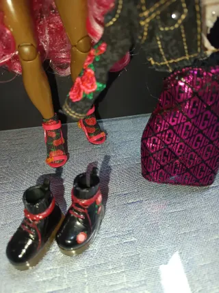 Rainbow High Daria Roselyn Muñeca