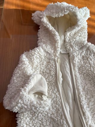 Buzo polar blanco para bebé