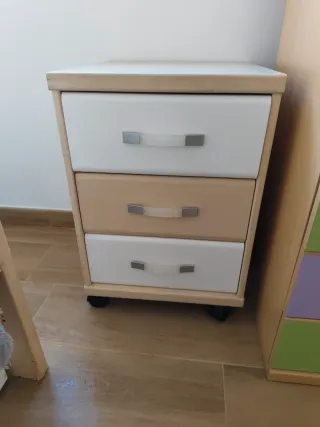 Mesita de noche 3 cajones con ruedas