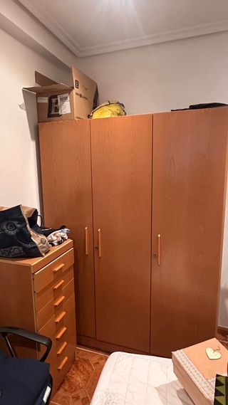 Armario y cajonera de madera