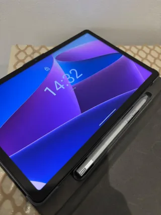 Tablet Lenovo con funda y lápiz