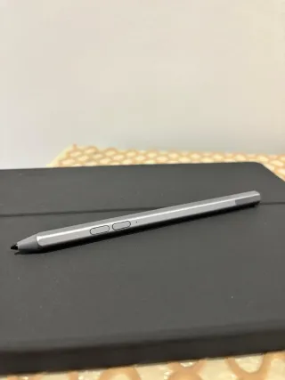 Tablet Lenovo con funda y lápiz