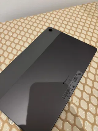 Tablet Lenovo con funda y lápiz