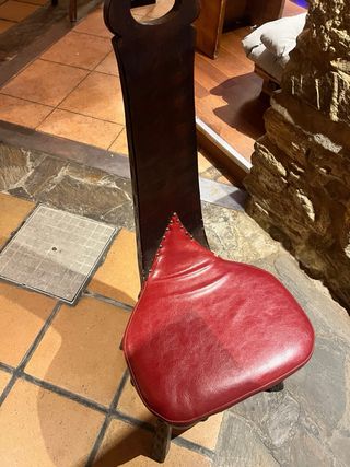 Silla de madera y cuero roja