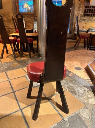 Silla de madera y cuero roja