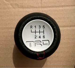 Pomo y funda cambio Toyota TRD