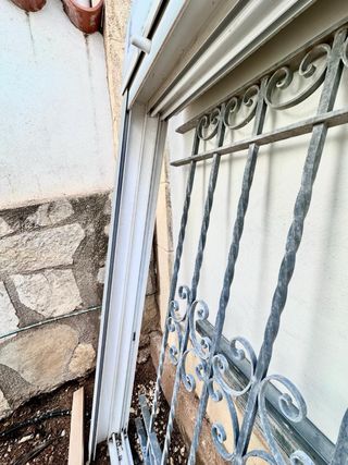 Ventanal alum. corredera 220x140 + persiana + reja