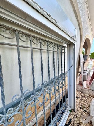 Ventanal alum. corredera 220x140 + persiana + reja