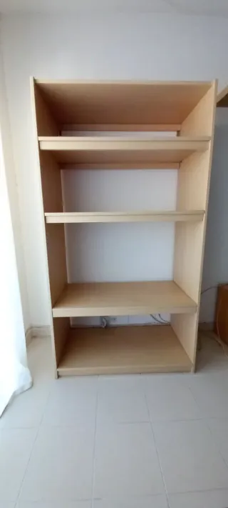 Estantería de madera beige