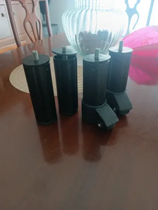 Patas de cama negras con ruedas