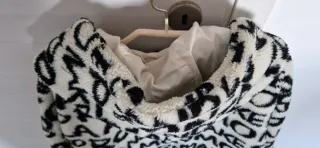 Giacca corta in pelliccia sintetica con stampa